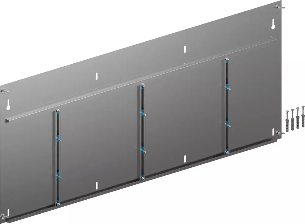Metallrückwand mit mehreren Montagestreifen, geeignet für Schränke. Sichtbare Schrauben und Montageschlitze. Produkt von Uponor.